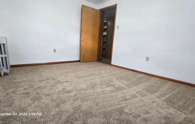 3 beds, 1 bath, $1,300, Unit Front