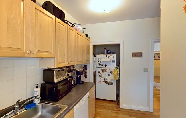 2 beds, 1 bath, $2,900, Unit 2