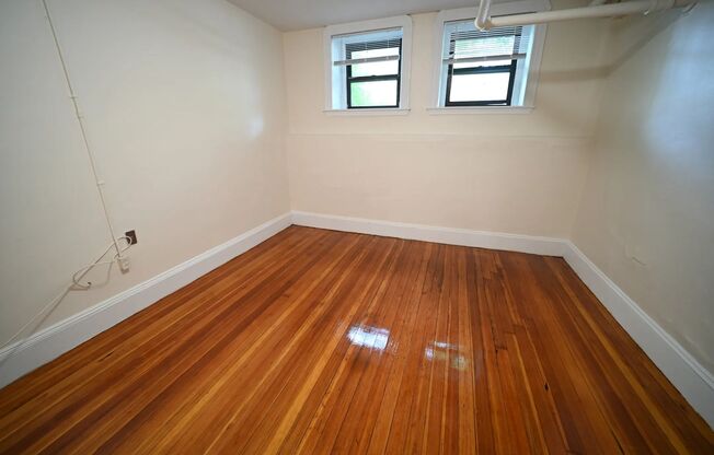 Spacious garden level 2-bedroom