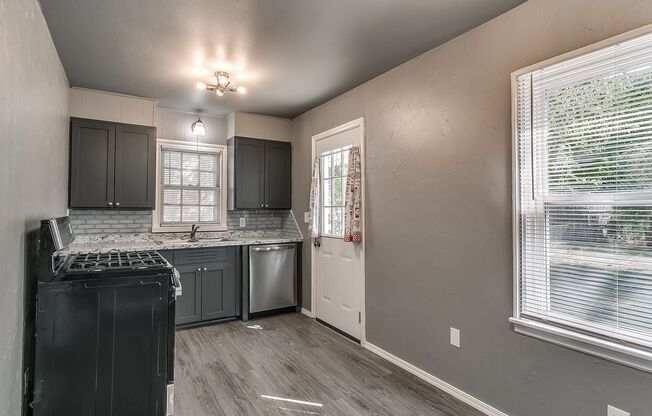 2 beds, 1 bath, $1,075