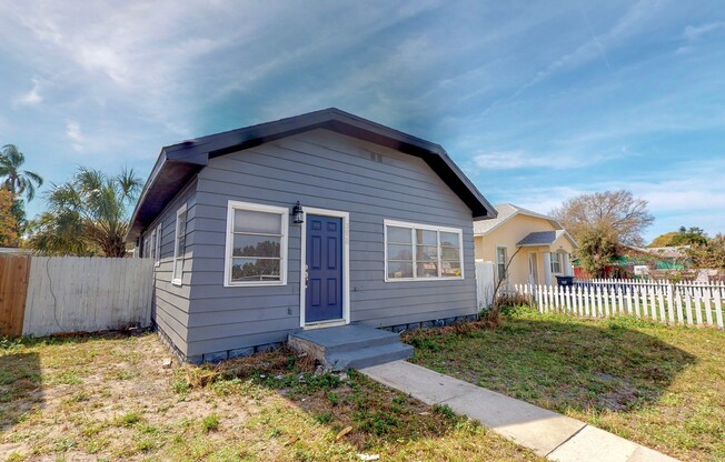 Adorable 3 bedroom / 2 bathroom Home for Rent!!