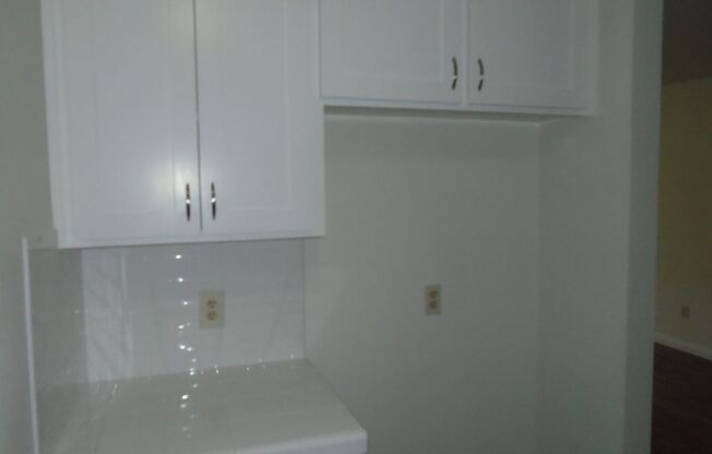 2 beds, 1 bath, $1,395, Unit Unit B