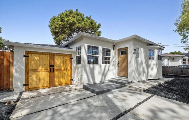 Charming 2 bedroom, 1 bathroom house