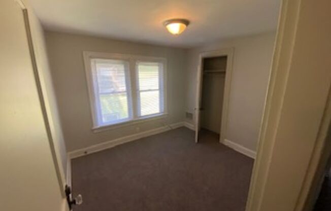 3 beds, 1 bath, $1,350, Unit 431