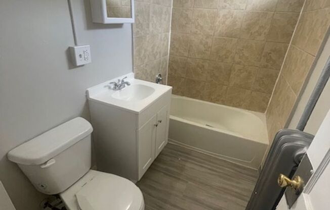 Studio, 1 bath, $1,095, Unit 12 Mattoon St Unit 5