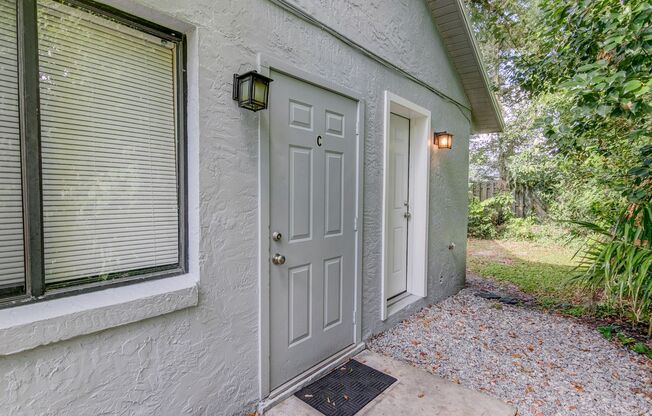 RENT NOW and receive the rest of NOVEMBER FREE! Reduced Security Deposit available for qualified applicants! Charming Studio For Rent in The Hourglass District of Orlando!