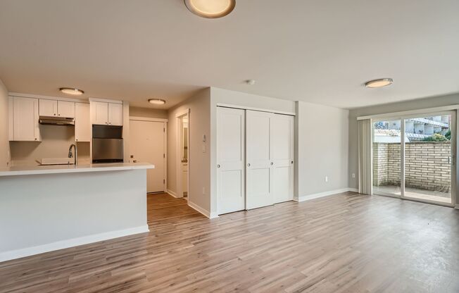 Spacious Apartment on Alki Beach!