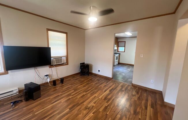 2 beds, 1 bath, $2,100