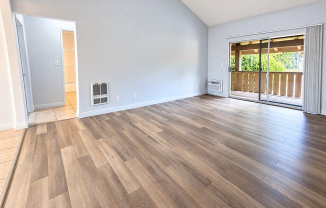 2 beds, 1 bath, $2,600, Unit 14