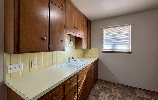 2 beds, 1 bath, $775, Unit # 1