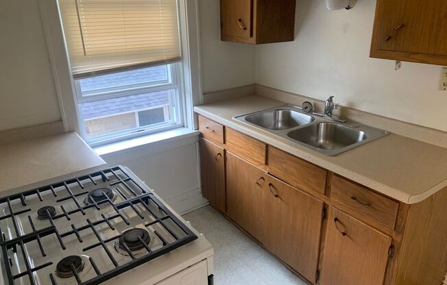 1 bed, 1 bath, $825, Unit #7