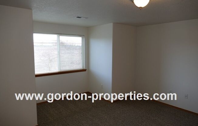 3 beds, 2.5 baths, $1,950, Unit 8032