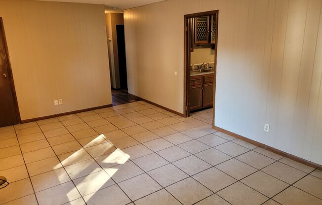 Great Ranch House next to a Park and Public Swimming Pool!