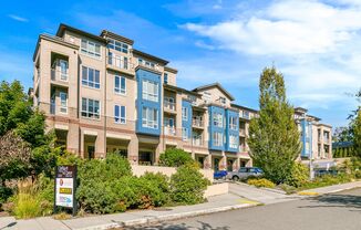 Overlake Spacious 2 Bedroom Plus Large Office Condo - Top Floor 2 Parking Spaces