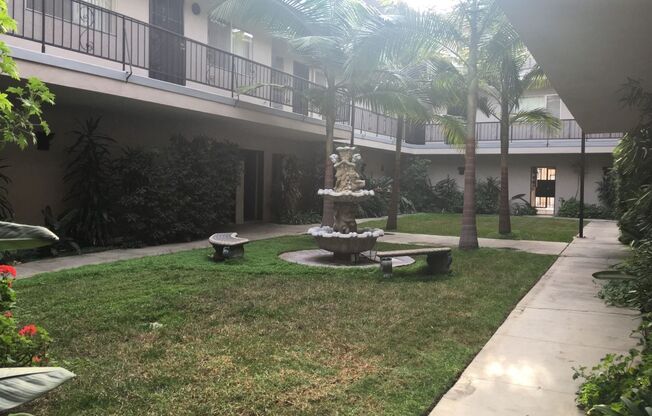 2 beds, 1 bath, $2,525, Unit 20