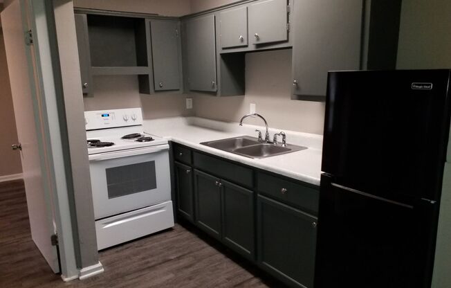 Studio, 1 bath, 800 sqft, $725, Unit 4D
