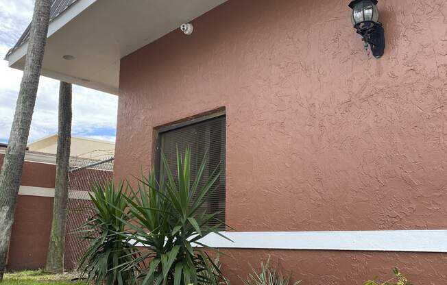 Welcome to Colonial Drive Apartments in Orlando, FL