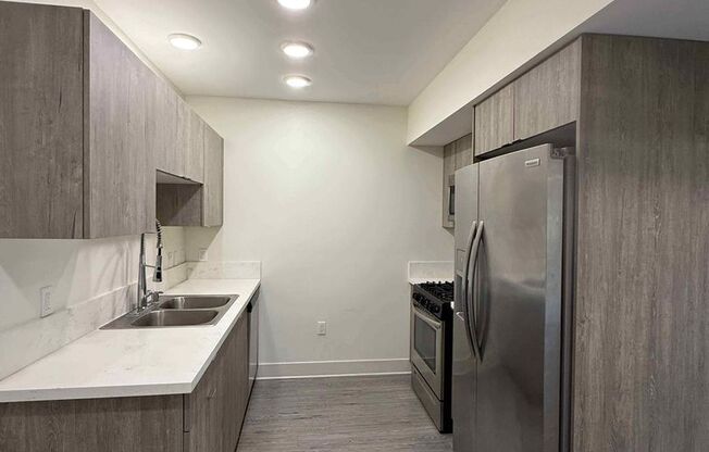 2022 W Sunset Boulevard