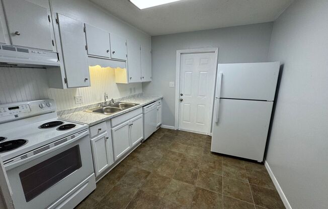 2 beds, 1 bath, $1,295