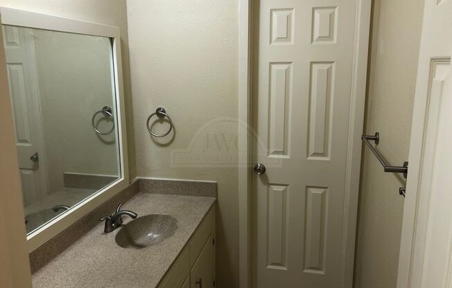 2 beds, 1 bath, $850, Unit 1101 Eastside Unit A