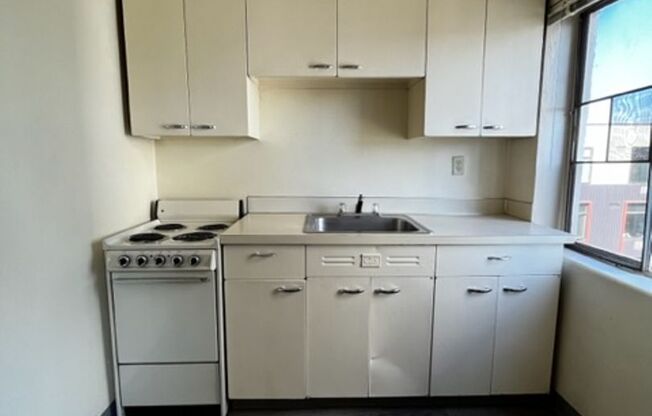 Studio, 1 bath, 348 sqft, $1,095, Unit 606B