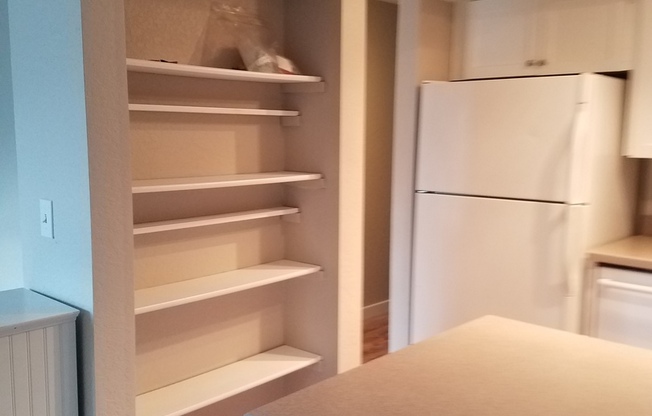 Ready for move in! Top Floor Condo with Fireplace-Vaulted Ceilings-W/S/T and Parking included in rent