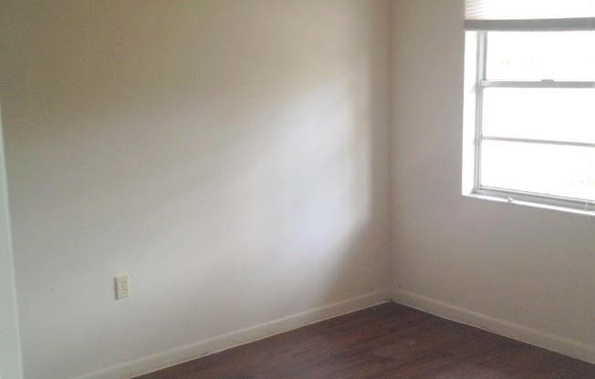 2 beds, 1 bath, $1,100, Unit 927 N. Iowa B - 14