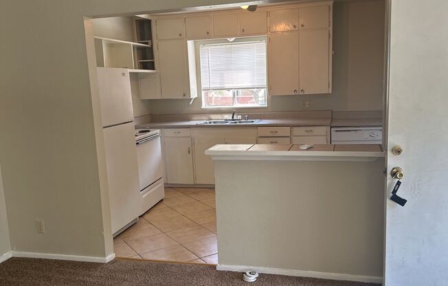 2 beds, 1 bath, $1,425, Unit 811Rio4