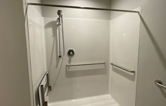 2 beds, 1 bath, 2 sqft, $1,195, Unit 1038 Fond du Lac Ave Unit 101