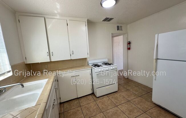 2 beds, 1 bath, 900 sqft, $1,195