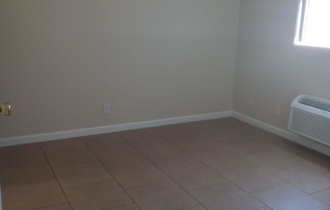 1 bed, 1 bath, 620 sqft, $1,200, Unit 3220 E