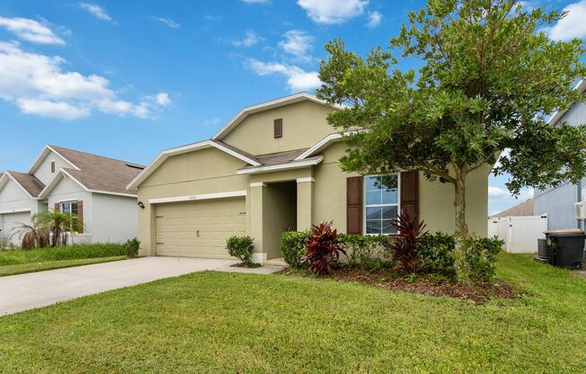 Beautiful 4/2 Energy Efficient Home in St. Cloud w/ Fully Fenced Yard