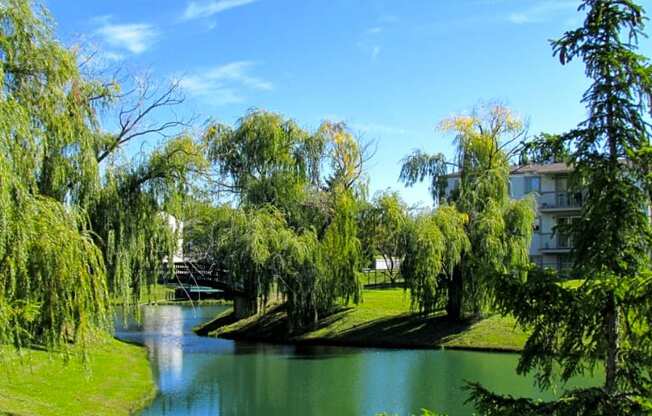 Sterling Heights, MI Sterling Lake Apartments & Townhomes Lake