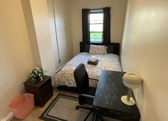 3 beds, 1 bath, 1,100 sqft, $4,700, Unit 3