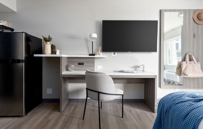 Studio, 1 bath, 300 sqft, $975, Unit 160