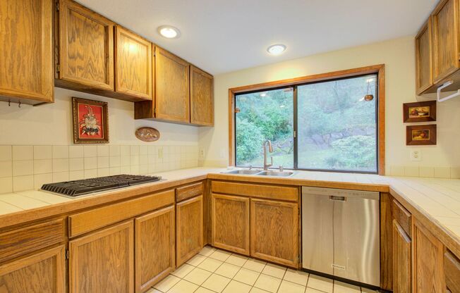 3 beds, 2.5 baths, $3,700