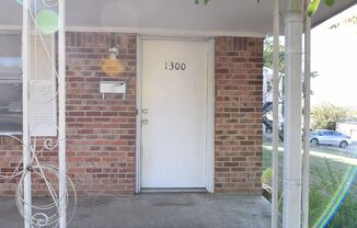 1 bed, 1 bath, 627 sqft, $525, Unit 1300 Country Club Ave