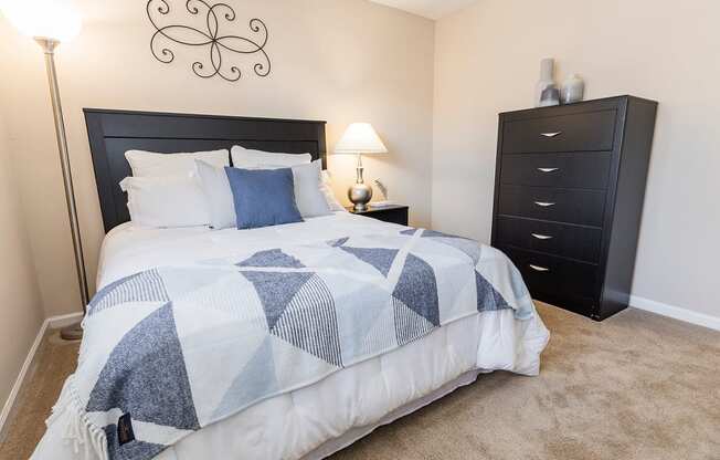 furnished bedroom of an apartment in Gallatin at Littlestone