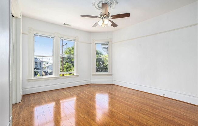 3 beds, 1 bath, $2,950, Unit 1813 Clinton Ave #B - LU