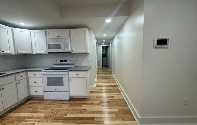 2 beds, 1 bath, 750 sqft, $2,099, Unit 5635 Hobart St. #22