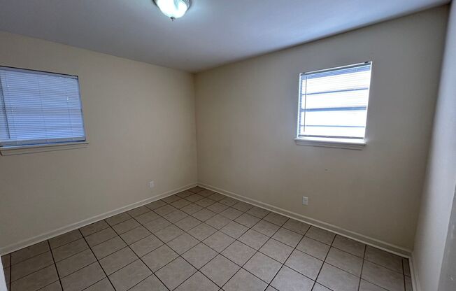 3 beds, 1 bath, $1,000