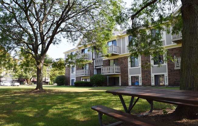 Picnic Areas with Grills at Swiss Valley Apartments, Wyoming, MI, 49509