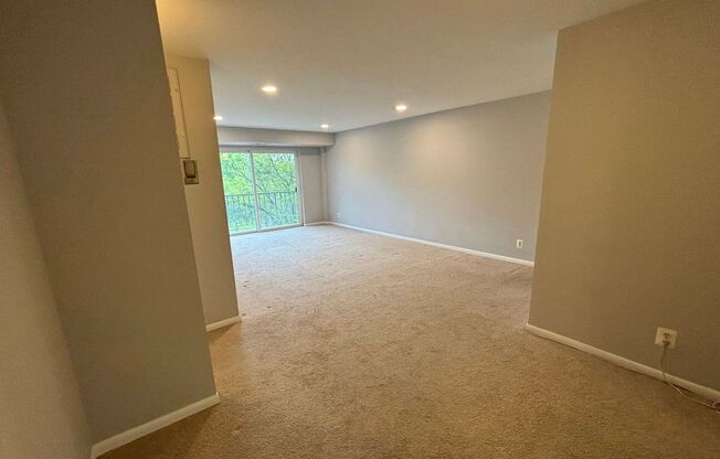 Spacious 1+1 & Garage Condo "Above the Tree Tops" ALL UTIL INCLUDED