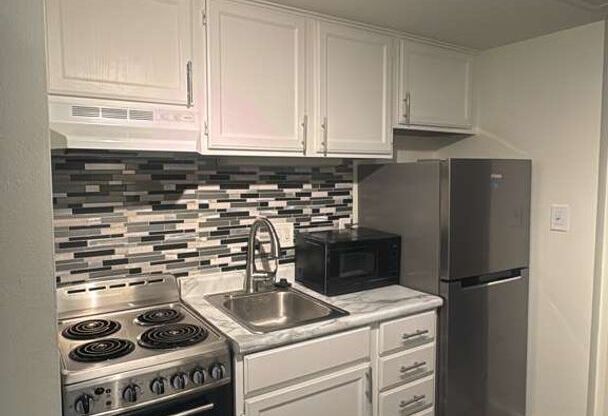 Studio, 1 bath, 300 sqft, $895, Unit 221W