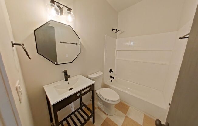 2 beds, 1 bath, 647 sqft, $1,660, Unit 21B