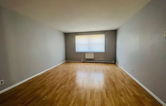 2 beds, 1 bath, $1,300, Unit 4000-204