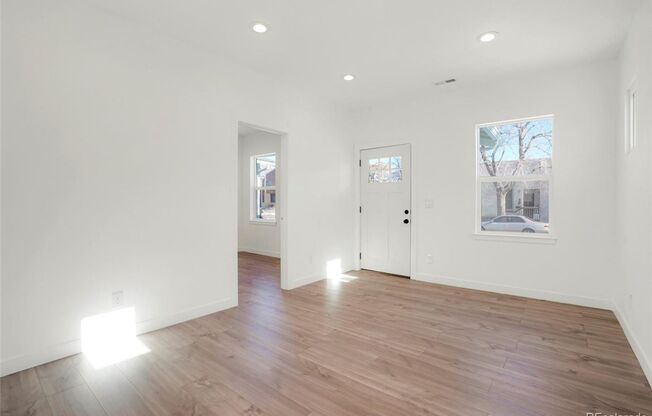 Spacious 2 Bed 2.5 Bath in the heart of Baker!