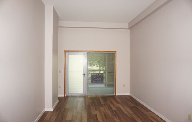 Updated Beautiful 2 Bedroom Condo Overlooking Esther Short Park - 701 Columbia St #107