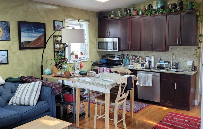 2 beds, 1 bath, $3,300, Unit 3