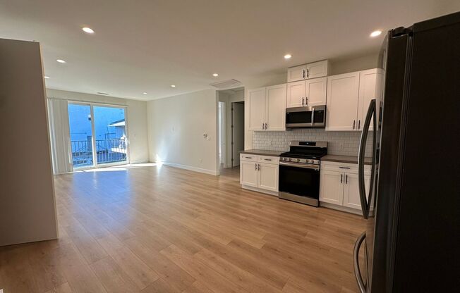 3 beds, 2.5 baths, $3,650, Unit 13748